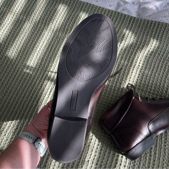 Elegant Brown Women's Lace-Up Boots - Picture 6 of 11